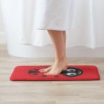 Tapis de bain coccinelle devant baignoire