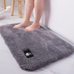 Grand tapis salle de bain gris