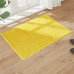 Tapis de bain jaune citron devant la douche